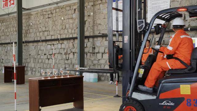 山東省威海市叉車司機職業(yè)技能競賽舉行:叉車